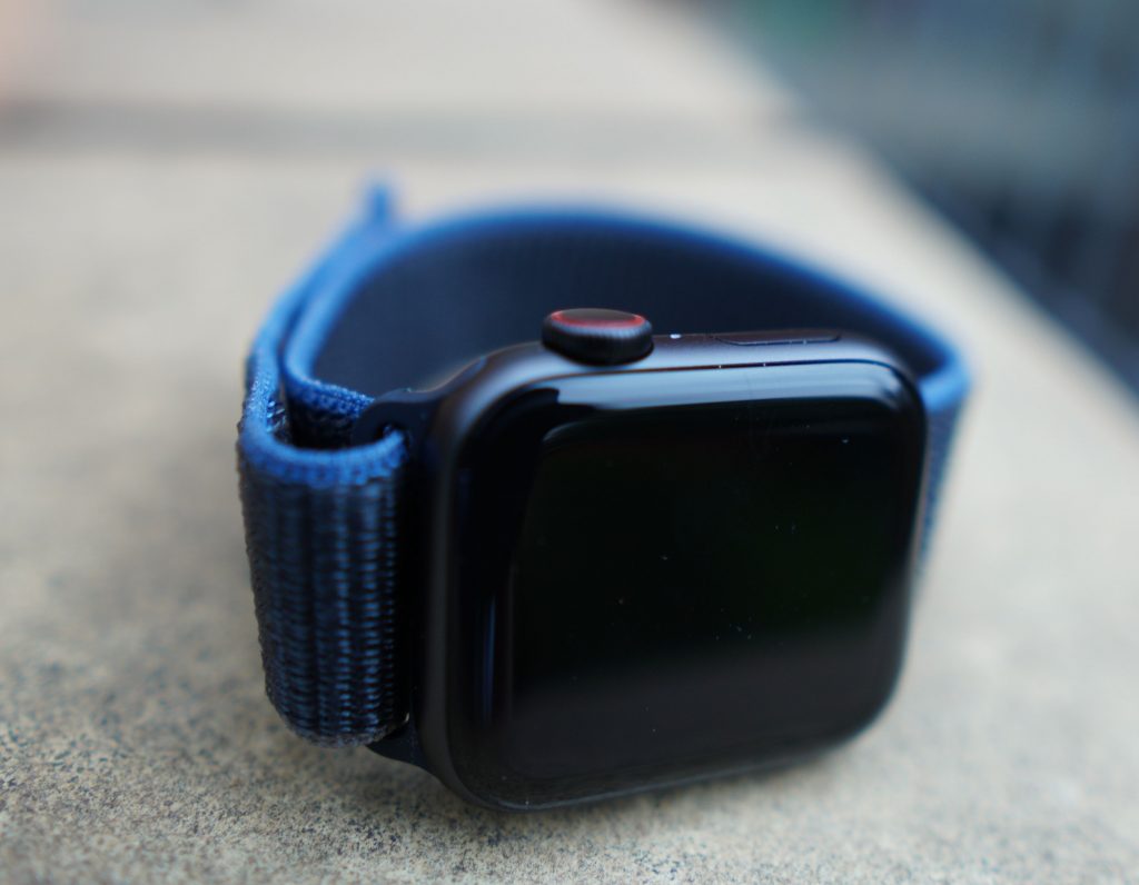 Die Apple Watch SE hat kein Always-on-Display. Im Stand-by wird der Bildschirm deshalb schwarz - wie zuletzt bei der Series 4.