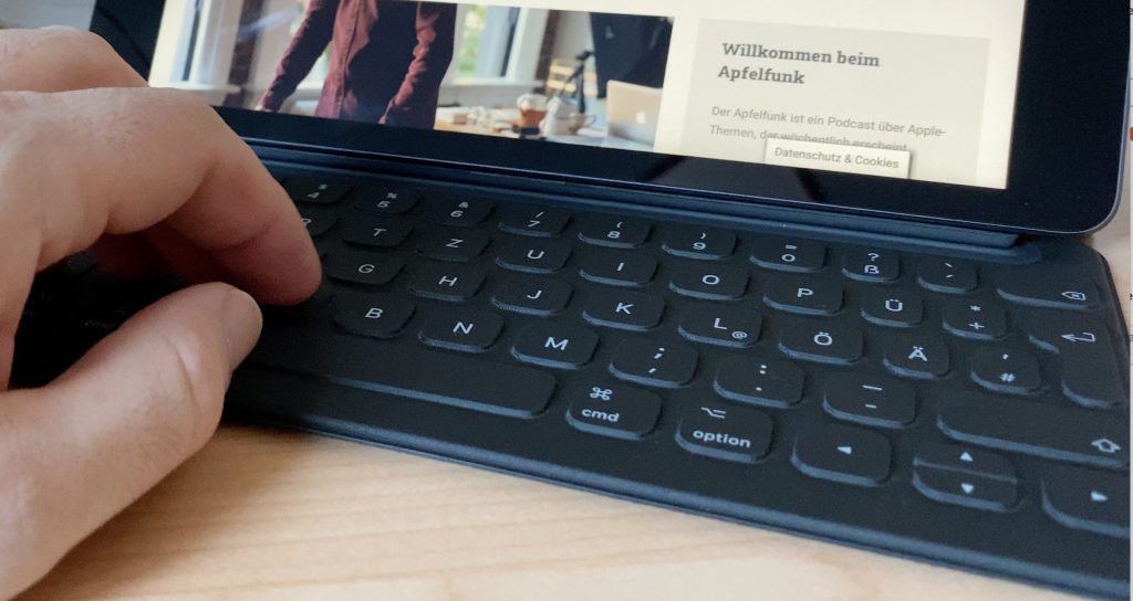 Über den Smart Connector kann das Smart Keyboard angeschlossen werden, das als Zubehör für das iPad erhältlich ist.