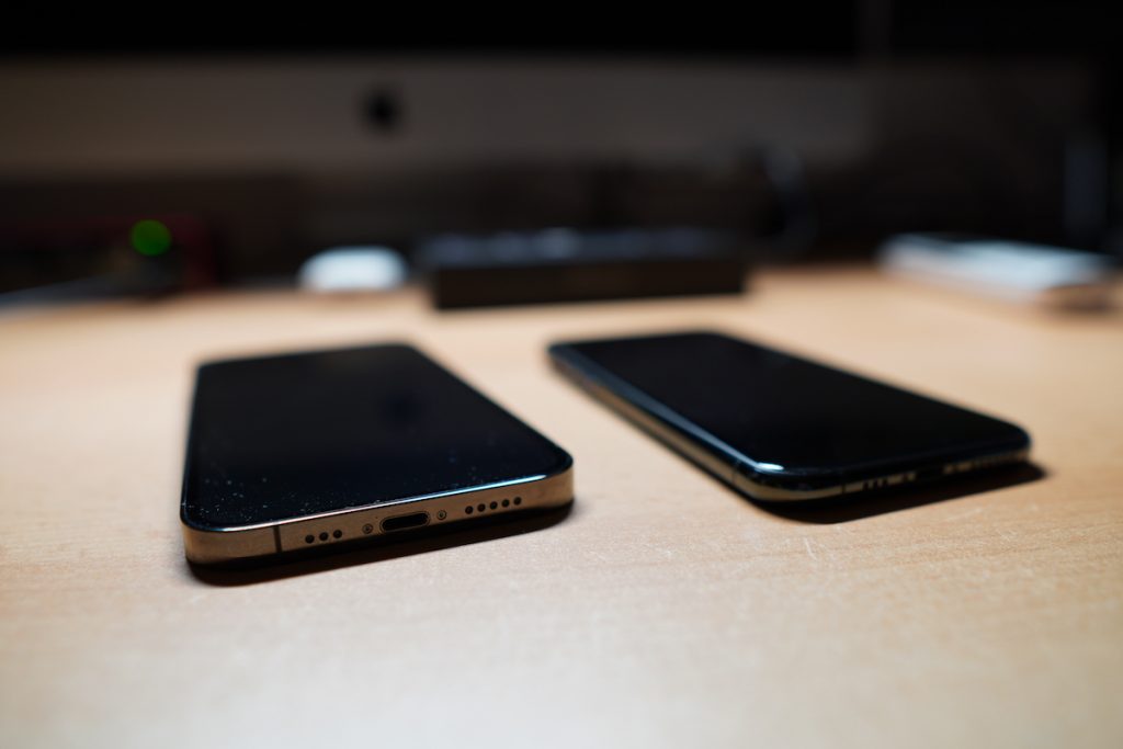 Links das iPhone 12 Pro, rechts das iPhone 11 Pro. 