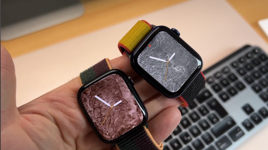 Links die Apple Watch Series 7, rechts die Series 6 - der dünnere Rahmen fällt gleich ins Auge.