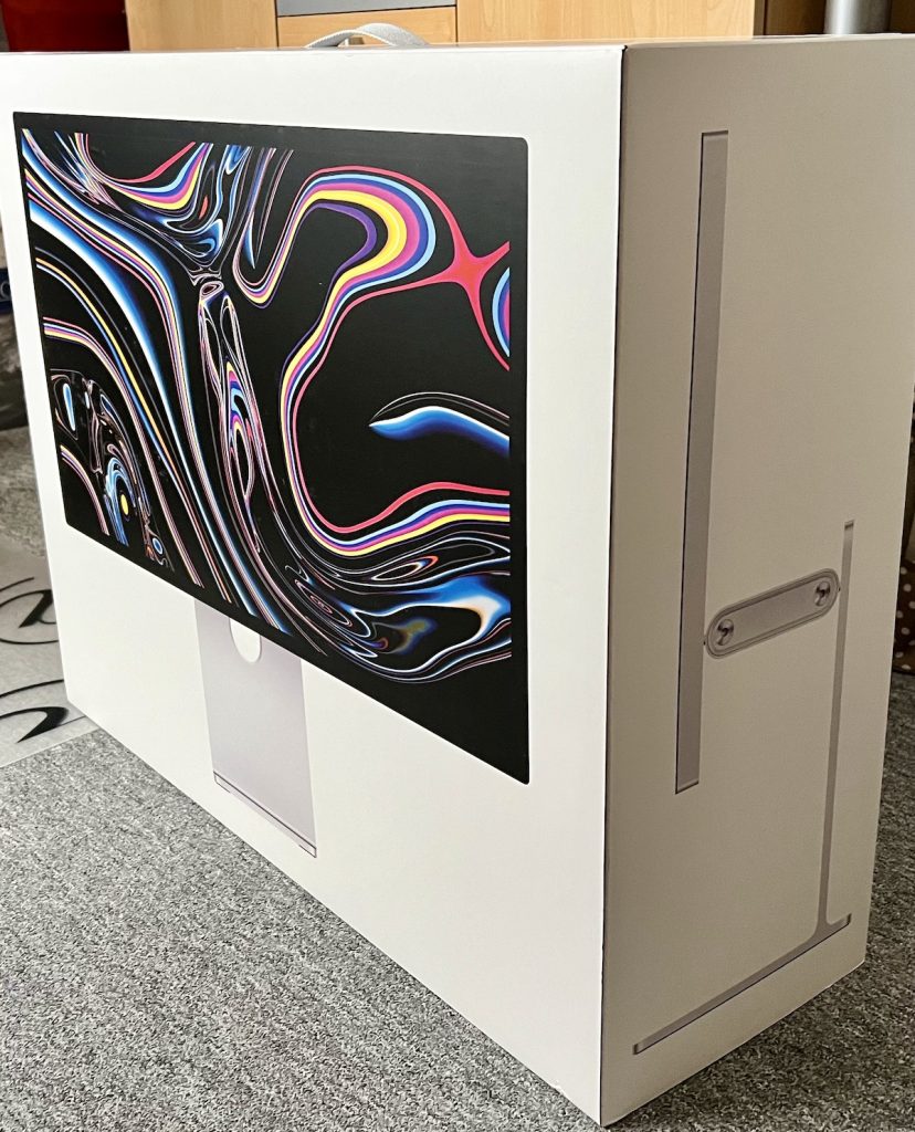 Großer Karton: Das Studio Display hat die Dimensionen des alten iMac 27 Zoll - unverpackt und verpackt.